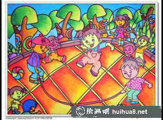 孩子们在操场上尽情玩耍