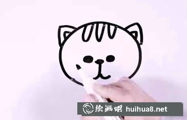 叼鱼骨头的小猫简笔画