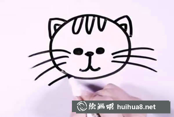 叼鱼骨头的小猫简笔画